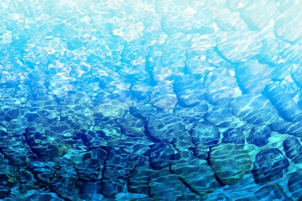 Agua azul clara en el mar — Foto de Stock