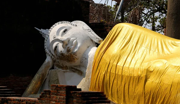 Красивая буддийская статуя — стоковое фото