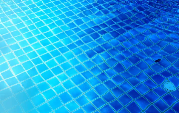 Piękny niebieski basen — Zdjęcie stockowe