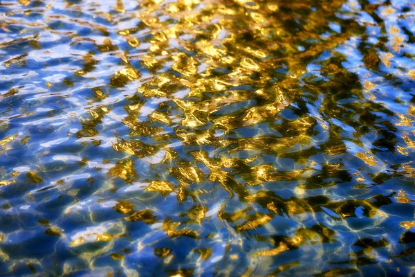 Schönes goldenes Wasser — Stockfoto