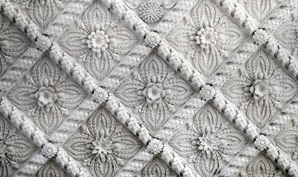 Güzel desenli ekler ile tavan