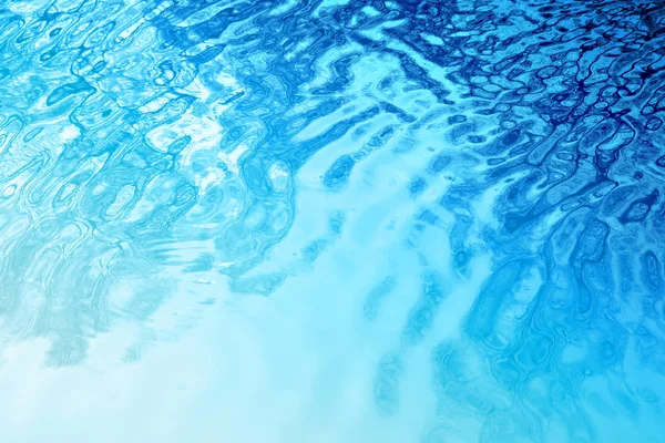 Foto de una textura de agua brillante azul — Foto de Stock