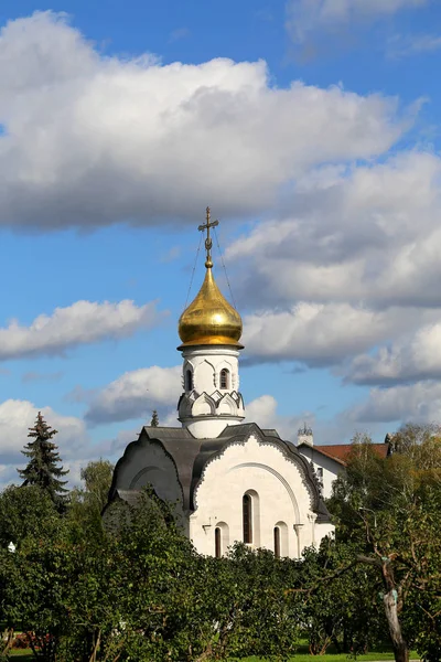Schöne orthodoxe Kirche mit goldenen Kuppeln — Stockfoto