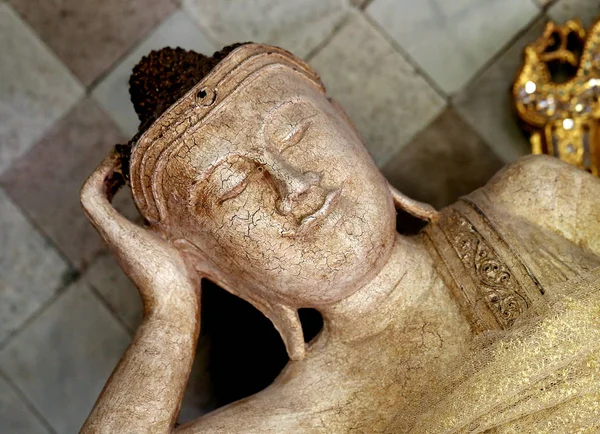 Statue schlafender Buddha — Stockfoto