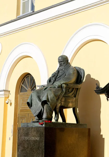 Monument voor Alexander Ostrovsky, de Russische schrijver — Stockfoto