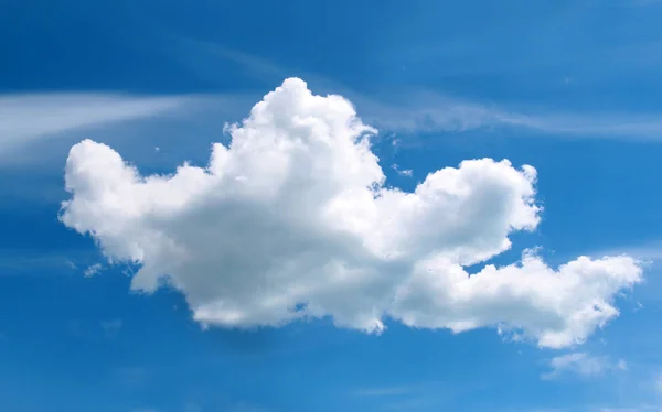 Nuvens no céu azul — Fotografia de Stock