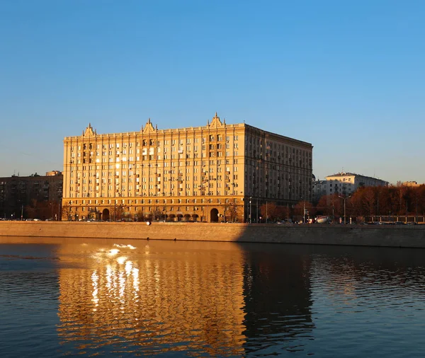 House on the river — Stock Photo, Image