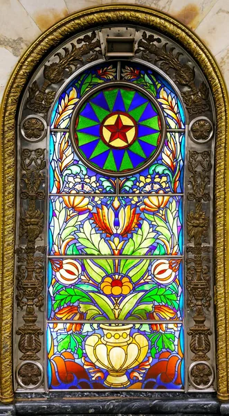 Un hermoso mosaico multicolor en la pared es fotografiado —  Fotos de Stock