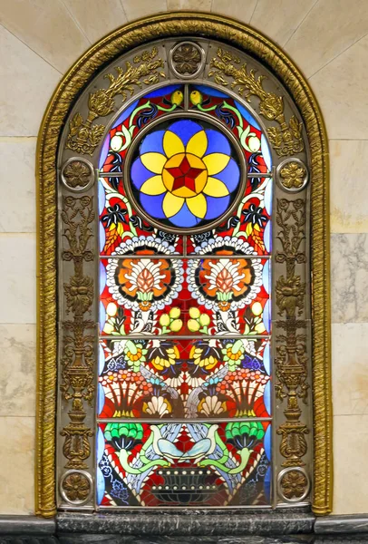 Un bellissimo mosaico multicolore sulla parete è fotografato — Foto Stock
