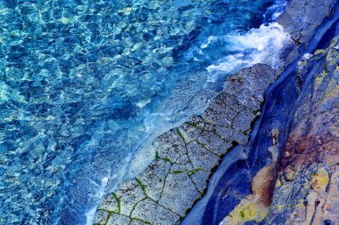 Mavi deniz suyunun güzel bir fotoğrafı ve yakından çekilmiş dalgaları.
