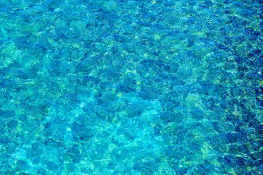 Mavi deniz suyunun güzel bir fotoğrafı ve yakından çekilmiş dalgaları.