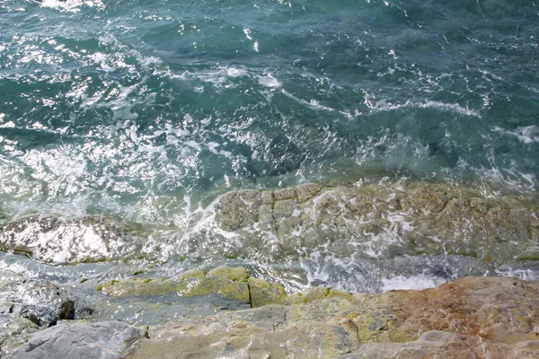 波が近くで撮影した青い海の水の美しい写真 — ストック写真