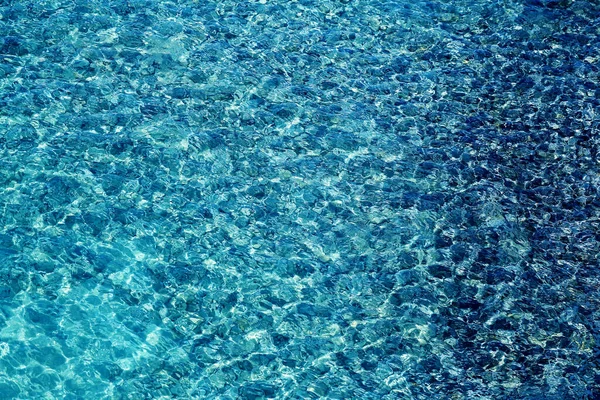 Bela Foto Água Mar Azul Com Ondas Fotografadas Perto — Fotografia de Stock