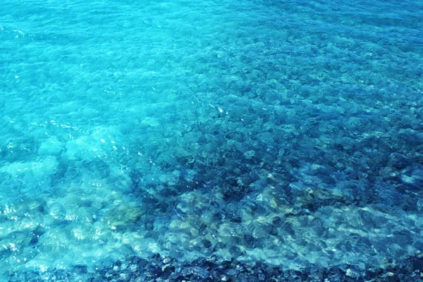 Piękne Zdjęcie Błękitnej Wody Morskiej Falami Sfotografowanymi Bliska — Zdjęcie stockowe