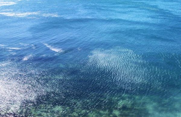 美丽的蓝色海水照片，近照海浪 — 图库照片