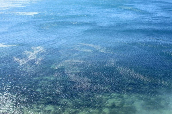 Bela foto de água do mar azul com ondas fotografadas close-up — Fotografia de Stock