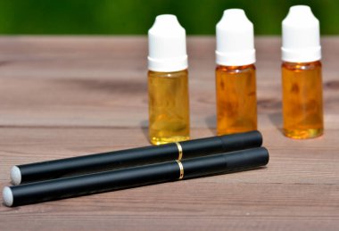 Elektronik sigara ve sıvı şişe