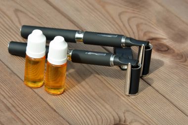 Elektronik sigara ve sıvı şişe