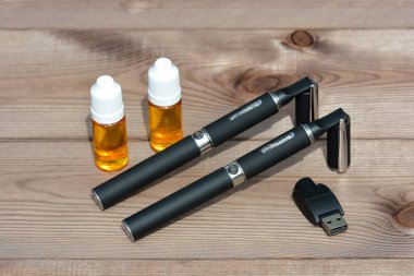 Elektronik sigara ve sıvı şişe