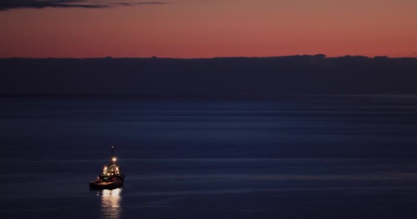 Fischerboot Abendhimmel Schiff Auf Meerwasser Bei Sonnenuntergang Sonnenaufgang Schiff Ozeanküste — Stockvideo