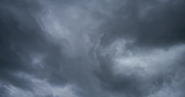暗い嵐の雲の空 嵐の自然雨の天気 灰色の時間の経過だ 劇的な曇天のタイムラプス 嵐の雲の暗い背景 不吉な極端な空を曇り 劇的な危険空の動き — ストック動画