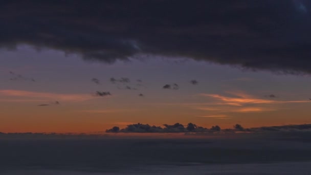 日の出の空の海の自然 太陽の地平線海水 太陽の風景時間の経過 オレンジ色の青のタイムラプスの背景 明け方の光の空 海の明るい日の出 赤い空の色 波の動き — ストック動画