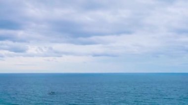 Mavi deniz, okyanus suyu. Gökyüzü ufuk üzerinde doğa manzarası. Bulutlar mavi deniz zaman atlaması. Okyanus dalgaları zaman ayarlı arka plan. Su yüzeyi dalgalanma hareketi. Hava koşulları. Mavi deniz, okyanus videosu.