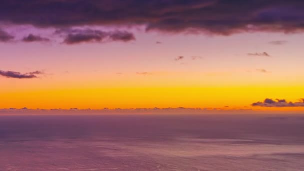 日没の空の海の自然 海で美しい夜の太陽 オレンジブルーの赤 水の風景時間の経過 風光明媚な劇的な夕日の日差し 夜明けの海の時間の経過 海岸で夕暮れの夕日 サンシャイン モーション — ストック動画