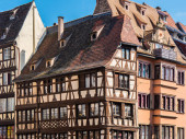 Fachwerk Fachwerkhaus-Architektur außen in Straßburg, Frankreich. Berühmte gerahmte deutsche Häuser, betagte Fachwerkkonstruktion in Europa.