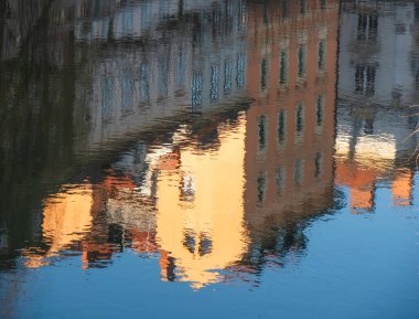 Ljubljana kentinin mimari yansıması Slovenya, suda. Merkez cadde binaları, ev yansımaları. Şehir simgesi arka planında geziyorum. Ljubljanica nehri eski kasabayı yansıtıyor.