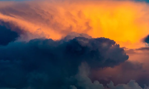 劇的な荒天の空 積雲のムーディー不吉な暗闇 夕暮れTwilightheavens日の出日の出嵐の雰囲気気象学太陽積極的な危険な災害カラフルなオレンジの曇り — ストック写真