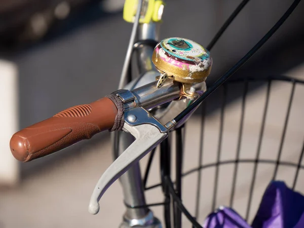 自転車のベルとブレーキハンドルの詳細を閉じます レトロな古いヴィンテージ素朴な老化輸送 ハンドルに自転車のリング 自転車のサイクル錆びた機器 — ストック写真