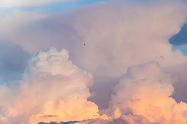 积雨云毛茸茸的天阴 多云的空气 蓝天背景 气象预报大气壁纸 天上的暴风雨 多云的天空 — 图库照片#