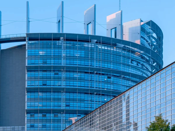 欧州連合議会政府機関のオフィスビルは フランス ストラスブール ヨーロッパでクローズアップ詳細を構築します 現代のユーロ法 民主主義 政治Eu共同体会議 有名な場所に座っています 日の出の政治構造の建物の外観 — ストック写真