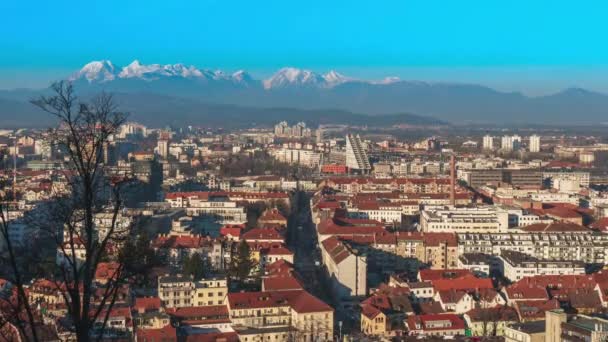 Ljubljana Slovenya gökyüzü zamanından kalma panoramik bir siluet. Eski şehir sokaklarının havadan görünen çatısı, Avrupa başkentinin zamanlaması.