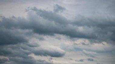 Fırtınalı hava kara bulutlu zaman atlaması. Dramatik bulutlu yağmur bulutları zaman ayarlı. Tehlike rüzgarı, fırtına meteorolojisi. Gri bulutlu cennet atmosferi. Cumulonibus hava hızı hareketi. Fırtınalı uğursuz 4K