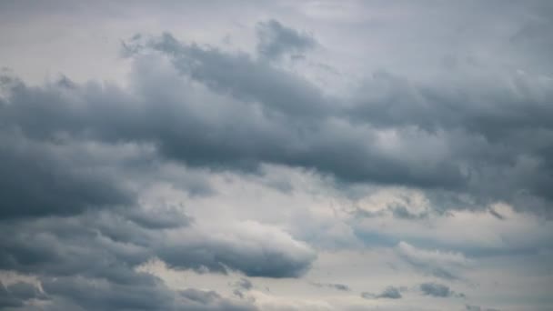 Tempête temps sombre paysage nuageux laps de temps. Nuages de pluie nuageux dramatiques timelapse. Vent dangereux, météorologie orageuse. Ciel gris nuageux atmosphère. Mouvement cumulatif de la vitesse de l'air. Tempête sinistre 4K 