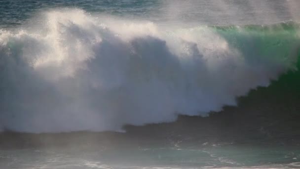 スローモーションビデオでの大きな海の波の衝突 巨大な 大規模な 巨大な 極端なハリケーンの嵐の海の波の近くにゆっくりとカメラに向けて圧延 潮汐波バレルチューブ波 青い海の水噴霧 — ストック動画