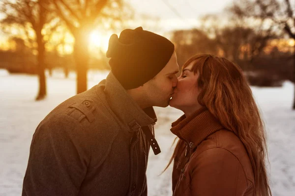 Feliz pareja caucásica besándose — Foto de Stock