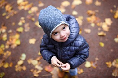 Sonbahar parkında genç bir çocuk