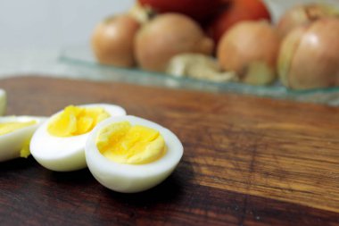 Ahşap kesme tahtası üzerine haşlanmış yumurta