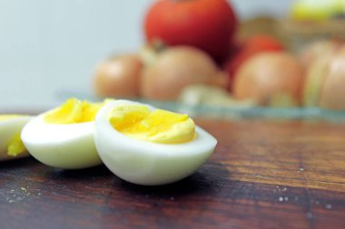 Ahşap kesme tahtası üzerine haşlanmış yumurta