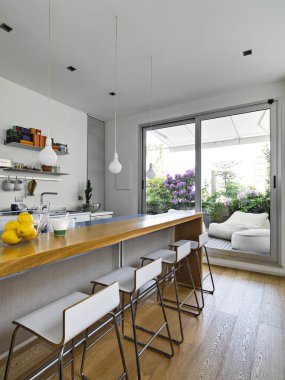 Modern bir mutfağın iç görünümü