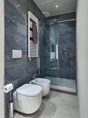 Modern bir banyonun iç görünümü