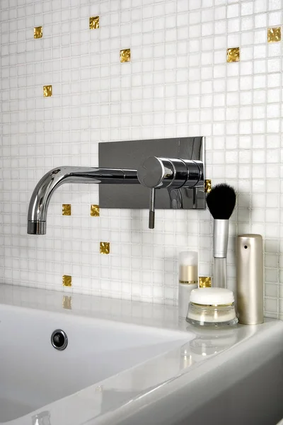 Wasserhahn im modernen Badezimmer — Stockfoto