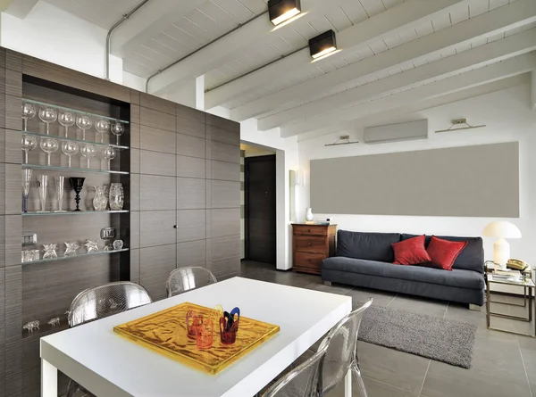 A modern nappali szoba a belső udvarra — Stock Fotó