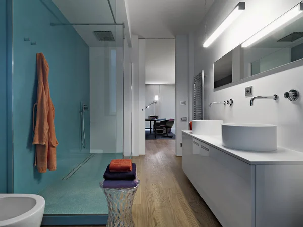 Vue intérieure d'une salle de bain moderne — Photo