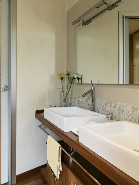 Vista interior de un baño moderno — Foto de Stock