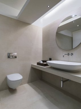 marvble üzerinde kaplı modern bir banyo, iç görünüm