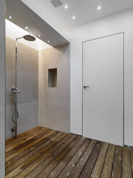 Vista interior de um chuveiro cubículo no banheiro moderno — Fotografia de Stock